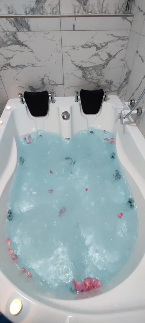 Hot Tub, Massage, Spa and wellness centre/facilities