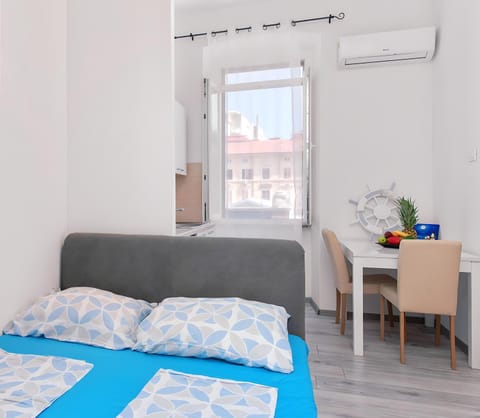 Bed, Photo of the whole room, Seating area, Bedroom, air conditioner