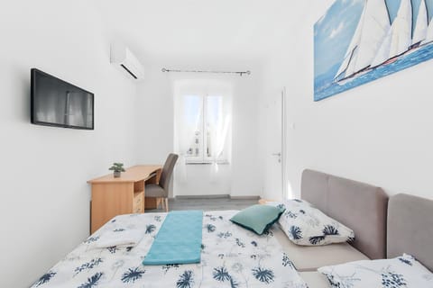 Bed, TV and multimedia, Photo of the whole room, Bedroom, towels, air conditioner