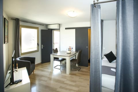 TV and multimedia, Living room, Seating area, Dining area