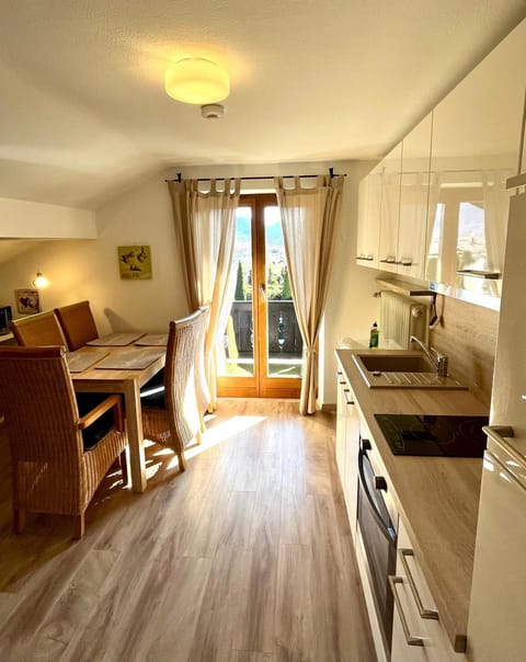 Kitchen or kitchenette, Seating area, Dining area