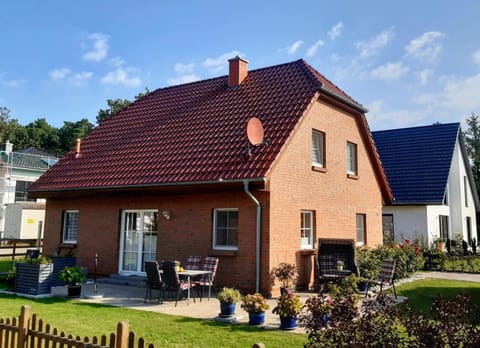 Property building, Facade/entrance, Garden