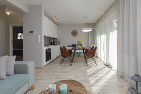 Seating area, Dining area