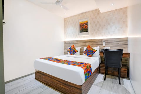 Bed, TV and multimedia, Living room, Photo of the whole room, Seating area, Bedroom