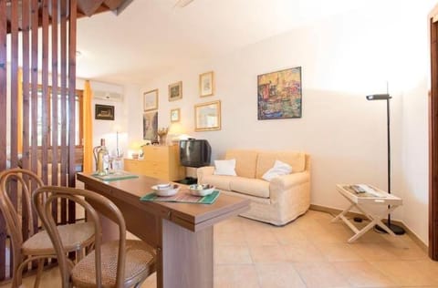 Restaurant/places to eat, TV and multimedia, Living room, Dining area