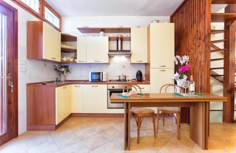 Day, Kitchen or kitchenette, Dining area, microwave, oven