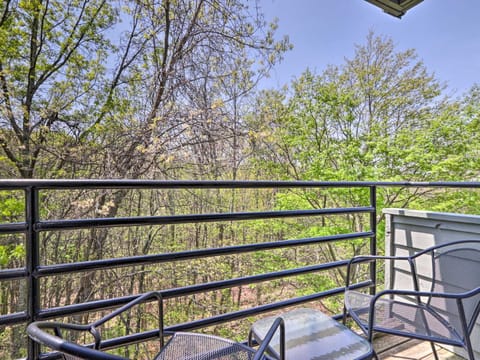 Summit Perks with Year-Round Pool! Gatlinburg Condo Apartment in Gatlinburg