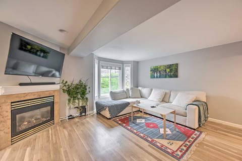 1 Mi to Green Lake Park Pet-Friendly Gem with Games House in Seattle