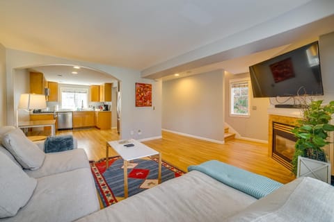 1 Mi to Green Lake Park Pet-Friendly Gem with Games House in Seattle