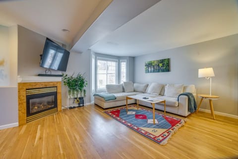 1 Mi to Green Lake Park Pet-Friendly Gem with Games House in Seattle