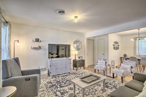 1 Mi to Main St Brenham Retreat with Game Room House in Brenham