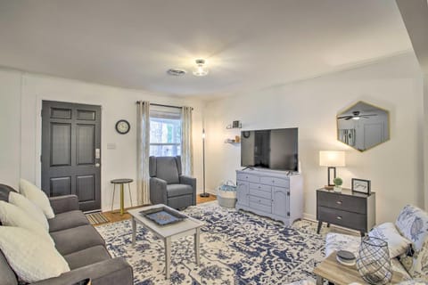 1 Mi to Main St Brenham Retreat with Game Room House in Brenham