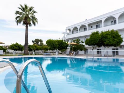 Property building, Day, Pool view, Swimming pool, sunbed