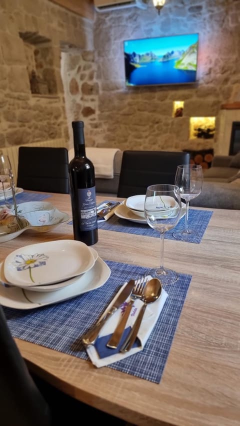 Dining area, Drinks, Alcoholic drinks