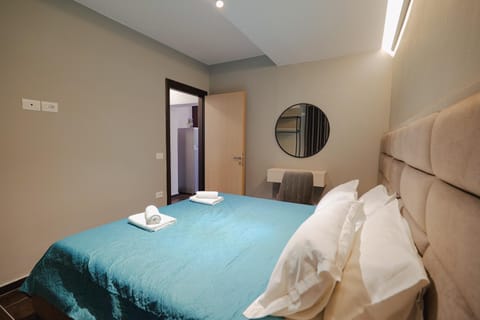 Photo of the whole room, Bedroom, towels