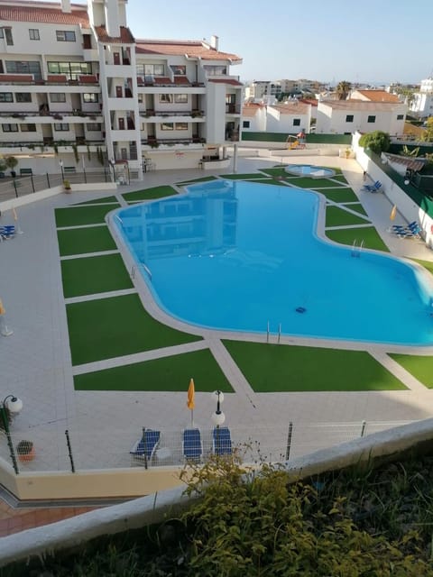 Property building, Day, Natural landscape, Bird's eye view, Pool view, Swimming pool, sunbed