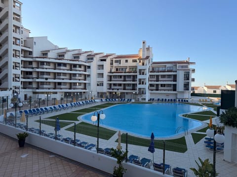 Property building, Day, Pool view, Swimming pool, Location, sunbed