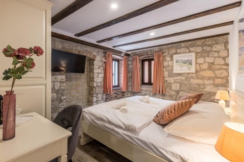 Bed, TV and multimedia, Photo of the whole room, Bedroom, towels