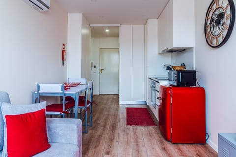 Kitchen or kitchenette, Living room, Dining area, minibar, pet friendly
