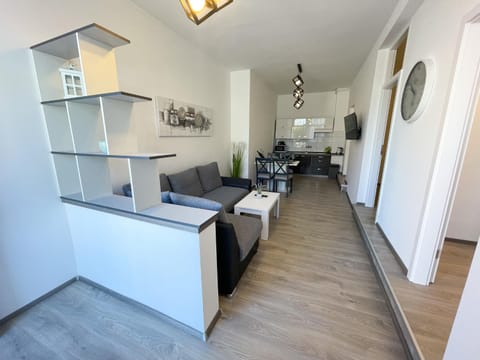 Summer, TV and multimedia, Living room, Seating area, Dining area