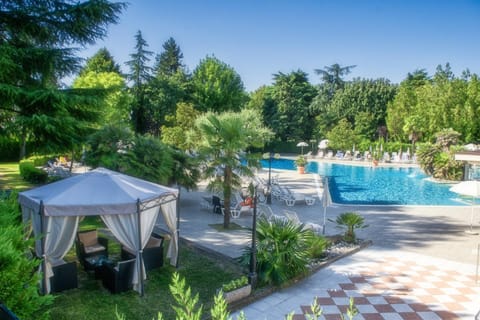 Patio, Restaurant/places to eat, Garden, Swimming pool
