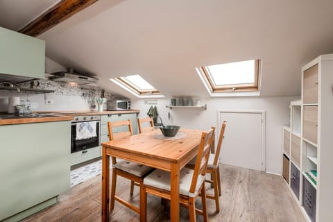 Kitchen or kitchenette, Dining area, oven, stove