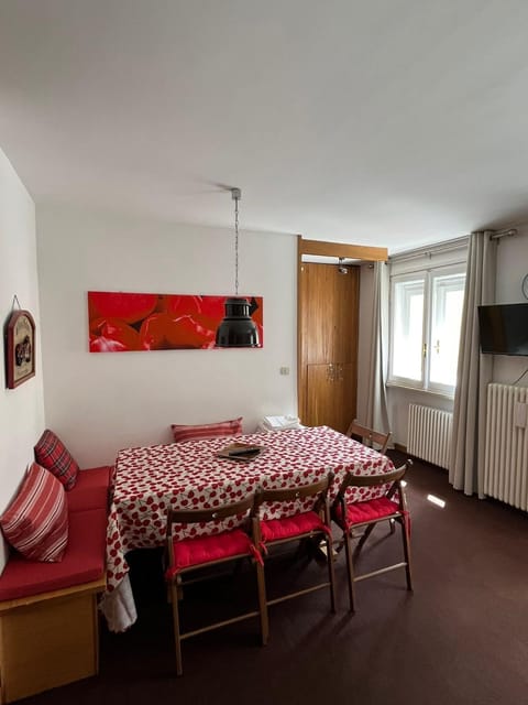 TV and multimedia, Seating area, Lunch