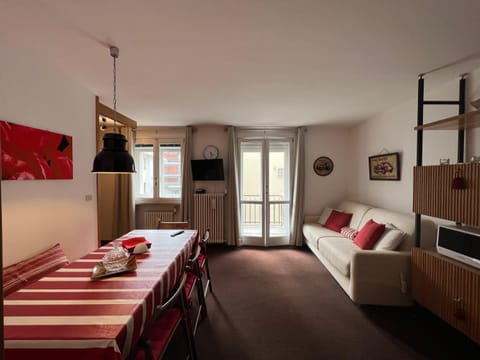 TV and multimedia, Living room, Seating area, Bedroom