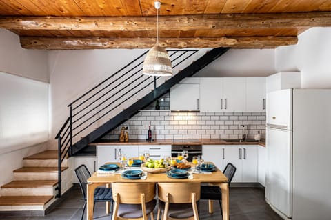 Dining area, kitchen