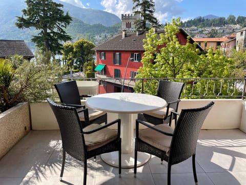 Balcony/Terrace, Dining area, Lake view