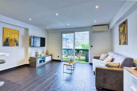 TV and multimedia, Balcony/Terrace, Living room, Photo of the whole room, Seating area, air conditioner