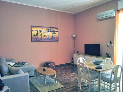 Communal lounge/ TV room, Seating area, Dining area