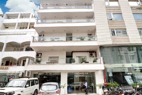 Property building, Facade/entrance, Day, People, City view, Location, group of guests, Parking