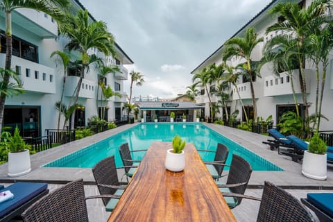 Property building, Restaurant/places to eat, Coffee/tea facilities, Food, Swimming pool, Breakfast