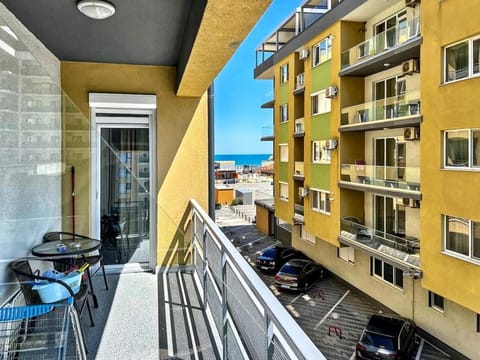 Property building, Patio, Communal lounge/ TV room, Day, Neighbourhood, View (from property/room), Balcony/Terrace, Evening entertainment, City view, Sea view, Street view, Location, Parking