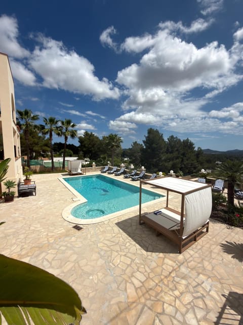Day, Natural landscape, Pool view, Swimming pool, sunbed
