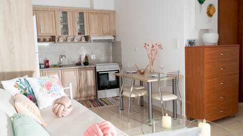 Kitchen or kitchenette, Seating area, Dining area, oven, stove