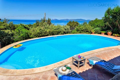 Villa Julia vista con piscina ad uso esclusivo vista mare spettacolare Villa in Sardinia