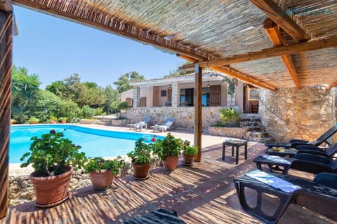 Villa Julia vista con piscina ad uso esclusivo vista mare spettacolare Villa in Sardinia