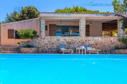 Villa Julia vista con piscina ad uso esclusivo vista mare spettacolare Villa in Sardinia