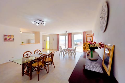 Seating area, Dining area