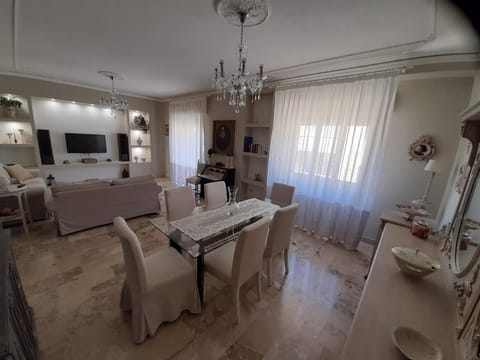 Communal lounge/ TV room, TV and multimedia, Living room, Seating area, Dining area, Evening entertainment