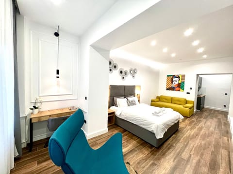 Bed, Photo of the whole room, Seating area, Bedroom