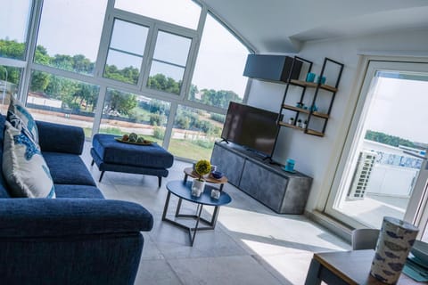 Day, TV and multimedia, Seating area, Evening entertainment