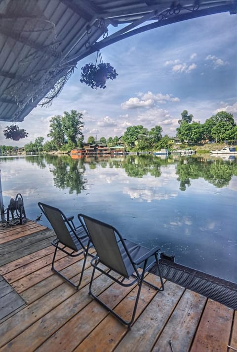 Splav Ljubavno Ostrvo Docked boat in Novi Sad