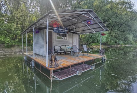 Splav Ljubavno Ostrvo Docked boat in Novi Sad