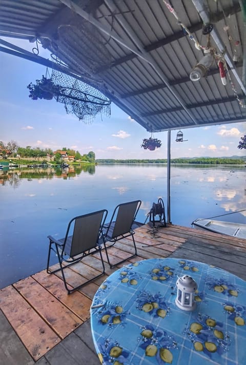 Splav Ljubavno Ostrvo Docked boat in Novi Sad