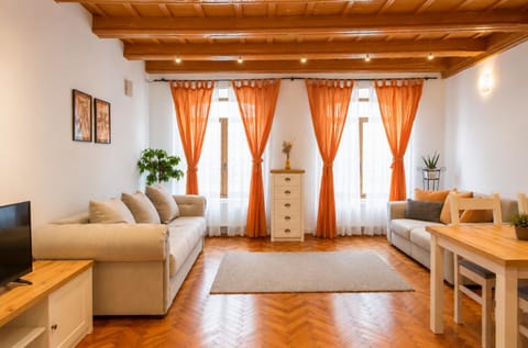 TV and multimedia, Living room, Seating area, Diving