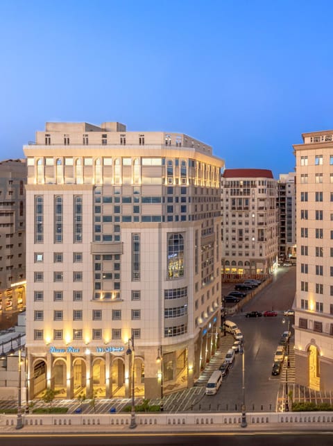 Property building, Day, Neighbourhood, City view, Street view, Location, Parking
