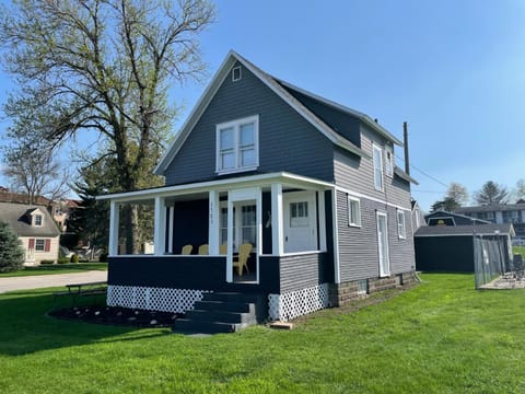 3 Bedroom House with Lake Pepin views with access to shared pool House in Lake Pepin